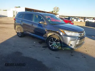 2018 Toyota Highlander SE z VIN 5TDJZRFH1JS490555, wystawiony jako IAAI lot #41141491 z przebiegiem 86 997 mil mil oraz . Historia ofert i sprzedaży dostępna na DreamBid. Obrazek 1.