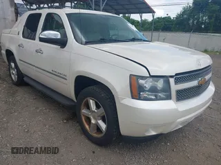 2013 Chevrolet Avalanche LTZ z VIN 3GNTKGE73DG301554, wystawiony jako IAAI lot #42168602 z przebiegiem 241 835 mil mil oraz . Historia ofert i sprzedaży dostępna na DreamBid. Obrazek 1.