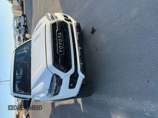 2017 Toyota Tacoma SR5 z VIN 3TMDZ5BN5HM034991, wystawiony jako Copart lot #55537765 z przebiegiem 100 731 mil mil oraz Czysty tytuł • Clean title. Historia ofert i sprzedaży dostępna na DreamBid. Obrazek 1.