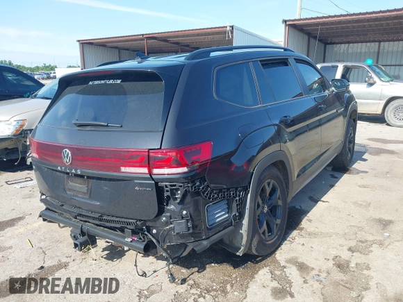 2025 Volkswagen Atlas SE with VIN 1V2CR2CA1SC504687, listed as a IAAI auction lot 42171699 with 1,847 mi miles and . Bid and sale history available at DreamBid. Image 4.