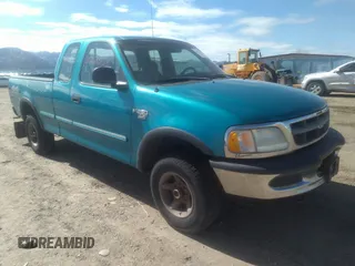 1998 Ford F-250 z VIN 2FTPX2864WCA38542, wystawiony jako IAAI lot #37888664 z przebiegiem 196 640 mil mil oraz . Historia ofert i sprzedaży dostępna na DreamBid. Obrazek 1.