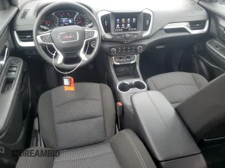 2024 GMC Terrain SLE z VIN 3GKALTEG5RL306490, wystawiony jako Copart lot #61090425 z przebiegiem 27 890 mil mil oraz Czysty tytuł • Clean title. Historia ofert i sprzedaży dostępna na DreamBid. Obrazek 8.