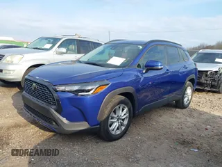 2022 Toyota Corolla Cross LE z VIN 7MUCAAAG6NV018136, wystawiony jako IAAI lot #41863545 z przebiegiem 40 239 mil mil oraz . Historia ofert i sprzedaży dostępna na DreamBid. Obrazek 17.