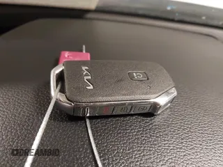 2022 Kia Telluride EX z VIN 5XYP3DHC2NG201167, wystawiony jako IAAI lot #42572806 z przebiegiem 67 409 mil mil oraz . Historia ofert i sprzedaży dostępna na DreamBid. Obrazek 11.