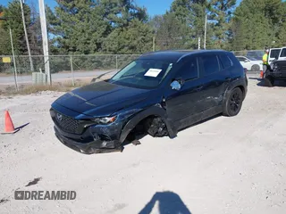 2024 Mazda CX-50 S Premium z VIN 7MMVABDM8RN207182, wystawiony jako IAAI lot #40633600 z przebiegiem 9 011 mil mil oraz . Historia ofert i sprzedaży dostępna na DreamBid. Obrazek 2.