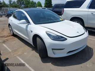 2018 Tesla Model 3 Long Range Battery z VIN 5YJ3E1EAXJF052597, wystawiony jako IAAI lot #42108593 z przebiegiem 78 334 mil mil oraz . Historia ofert i sprzedaży dostępna na DreamBid. Obrazek 1.
