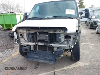 2013 Ford Econoline Cargo Commercial z VIN 1FTNE2EL8DDA63769, wystawiony jako IAAI lot #41520478 z przebiegiem 156 000 mil mil oraz . Historia ofert i sprzedaży dostępna na DreamBid. Obrazek 6.