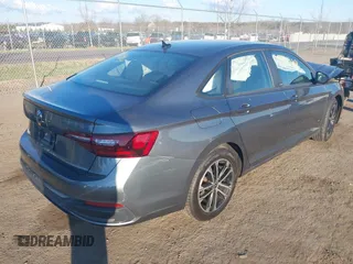 2024 Volkswagen Jetta Sport z VIN 3VWBM7BU6RM027295, wystawiony jako IAAI lot #41889109 z przebiegiem 8 446 mil mil oraz . Historia ofert i sprzedaży dostępna na DreamBid. Obrazek 4.