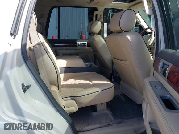 2006 Lincoln Navigator Luxury with VIN 5LMFU28556LJ15137, listed as a IAAI auction lot 41574182 with 1 mi miles. Bid and sale history available at carsss.com. Image 8.
