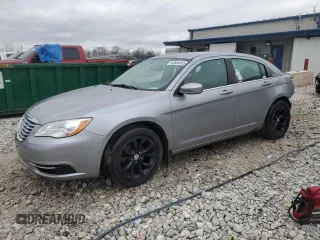 2013 Chrysler 200 LX z VIN 1C3CCBAB1DN511195, wystawiony jako Copart lot #50508955 z przebiegiem 131 953 mil mil oraz Czysty tytuł • Clean title. Historia ofert i sprzedaży dostępna na DreamBid. Obrazek 1.
