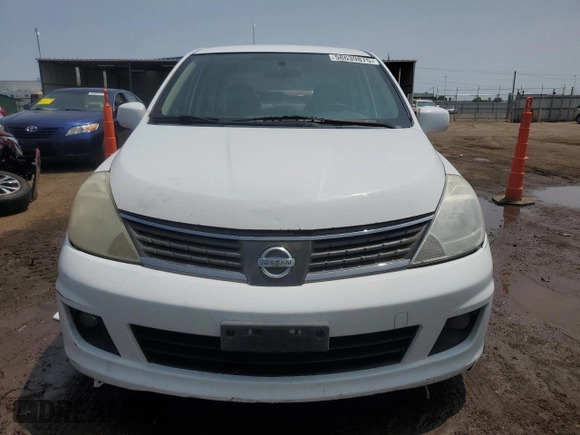 2008 Nissan Versa S z VIN 3N1BC11E18L395470, wystawiony jako Copart lot #58639875 z przebiegiem 194 493 mil mil oraz Czysty tytuł • Clean title. Historia ofert i sprzedaży dostępna na DreamBid. Obrazek 5.