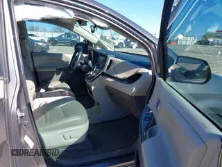 2018 Toyota Sienna XLE Auto Access Seat with VIN 5TDYZ3DC4JS958698, listed as a IAAI auction lot 41815340 with 164,903 mi miles. Bid and sale history available at carsss.com. Image 5.