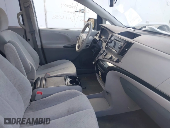 2012 Toyota Sienna LE AAS z VIN 5TDKK3DC2CS245540, wystawiony jako IAAI lot #41622653 z przebiegiem 226 969 mil mil oraz . Historia ofert i sprzedaży dostępna na DreamBid. Obrazek 5.
