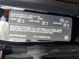 2023 Lucid Air Pure z VIN 50EA1PFA6PA006492, wystawiony jako Copart lot #50645735 z przebiegiem 37 169 mil mil oraz Szkody całkowita. Historia ofert i sprzedaży dostępna na DreamBid. Obrazek 13.