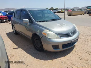 2012 Nissan Versa S z VIN 3N1BC1CP4CL358890, wystawiony jako IAAI lot #42208387 z przebiegiem 99 914 mil mil oraz . Historia ofert i sprzedaży dostępna na DreamBid. Obrazek 1.
