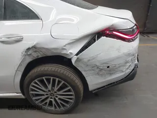 2025 Mercedes-Benz CLA 250 z VIN W1K5J4GB4SN481027, wystawiony jako IAAI lot #40772342 z przebiegiem 533 mil mil oraz . Historia ofert i sprzedaży dostępna na DreamBid. Obrazek 6.