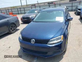 2011 Volkswagen Jetta SE с VIN 3VWDZ7AJ9BM325296, выставлен на аукционе IAAI как лот 42396817 с пробегом Не указан миль и . История ставок и продаж доступна на DreamBid. Изображение 6.