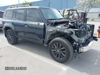 2024 Toyota Land Cruiser z VIN JTEABFAJ0R5007650, wystawiony jako IAAI lot #41981390 z przebiegiem 5629 mil mil oraz . Historia ofert i sprzedaży dostępna na DreamBid. Obrazek 1.