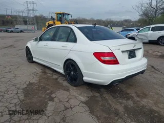 2013 Mercedes-Benz C 300 Sport z VIN WDDGF8ABXDR259100, wystawiony jako IAAI lot #41962056 z przebiegiem 102 542 mil mil oraz . Historia ofert i sprzedaży dostępna na DreamBid. Obrazek 3.