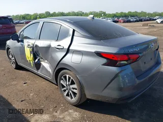 2021 Nissan Versa SV z VIN 3N1CN8EV8ML863691, wystawiony jako IAAI lot #42252948 z przebiegiem 97 339 mil mil oraz . Historia ofert i sprzedaży dostępna na DreamBid. Obrazek 3.