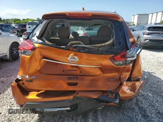 2017 Nissan Rogue SV z VIN 5N1AT2MN9HC761869, wystawiony jako Copart lot #57782335 z przebiegiem 76 896 mil mil oraz Szkoda całkowita • Salvage title. Historia ofert i sprzedaży dostępna na DreamBid. Obrazek 6.