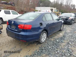 2011 Volkswagen Jetta Sedan SE w/Convenience & Sunroof PZEV with VIN 3VWDZ7AJ0BM337949, listed as a IAAI auction lot 41918098 with 199,711 mi miles. Bid and sale history available at carsss.com. Image 4.