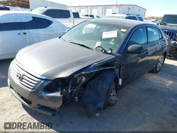 2008 Toyota Avalon XL z VIN 4T1BK36B48U318961, wystawiony jako IAAI lot #39317874 z przebiegiem 334 707 mil mil oraz . Historia ofert i sprzedaży dostępna na DreamBid. Obrazek 2.