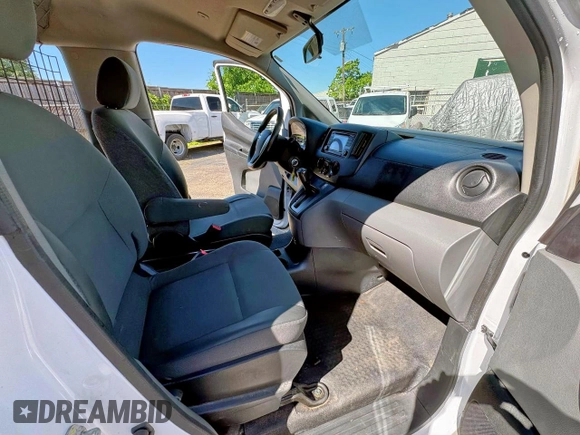 2018 Nissan NV200 S z VIN 3N6CM0KN0JK705415, wystawiony jako Copart lot #56692465 z przebiegiem 263 522 mil mil oraz Czysty tytuł • Clean title. Historia ofert i sprzedaży dostępna na DreamBid. Obrazek 5.