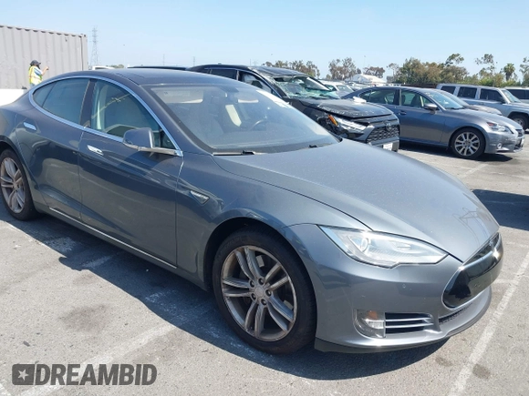 2014 Tesla Model S 60 z VIN 5YJSA1S16EFP40968, wystawiony jako IAAI lot #42331754 z przebiegiem 159 717 mil mil oraz . Historia ofert i sprzedaży dostępna na DreamBid. Obrazek 1.
