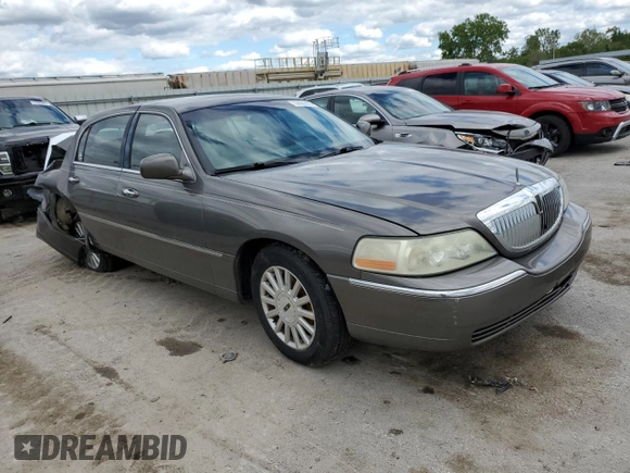 2003 Lincoln Town Car Executive z VIN 1LNHM81W53Y621146, wystawiony jako Copart lot #57822605 z przebiegiem 234 384 mil mil oraz Szkoda całkowita • Salvage title. Historia ofert i sprzedaży dostępna na DreamBid. Obrazek 4.