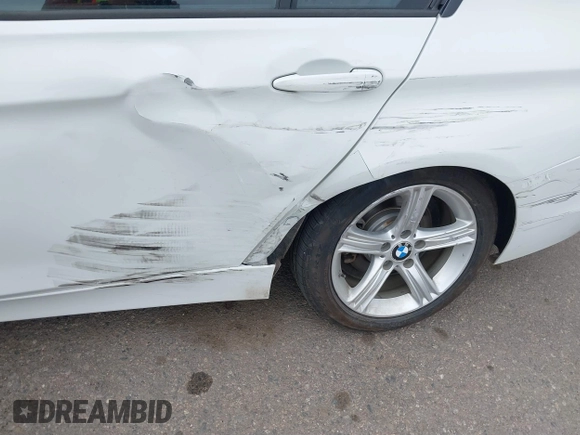 2013 BMW 3 Series 320i xDrive z VIN WBA3C3C50DF981637, wystawiony jako IAAI lot #41834187 z przebiegiem 79 406 mil mil oraz . Historia ofert i sprzedaży dostępna na DreamBid. Obrazek 6.