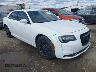 2019 Chrysler 300 S z VIN 2C3CCAGG1KH631503, wystawiony jako IAAI lot #40936884 z przebiegiem 110 872 mil mil oraz . Historia ofert i sprzedaży dostępna na DreamBid. Obrazek 1.