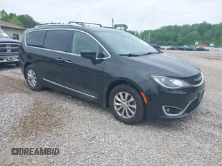 2018 Chrysler Pacifica Touring L z VIN 2C4RC1BG8JR262158, wystawiony jako IAAI lot #42182431 z przebiegiem 65 890 mil mil oraz . Historia ofert i sprzedaży dostępna na DreamBid. Obrazek 1.