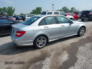 2013 Mercedes-Benz C 300 Sport z VIN WDDGF8AB1DR292986, wystawiony jako IAAI lot #42430247 z przebiegiem 105 105 mil mil oraz . Historia ofert i sprzedaży dostępna na DreamBid. Obrazek 4.