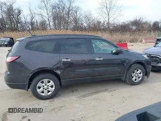 2017 Chevrolet Traverse LS z VIN 1GNKVFKD4HJ142765, wystawiony jako IAAI lot #41630040 z przebiegiem 82 986 mil mil oraz . Historia ofert i sprzedaży dostępna na DreamBid. Obrazek 13.