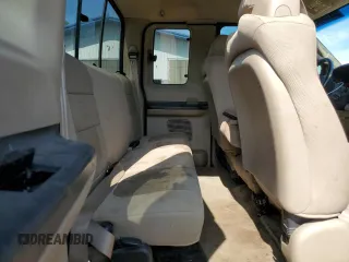 2006 Ford F-250 XL z VIN 1FTSX21PX6EA04242, wystawiony jako Copart lot #59104995 z przebiegiem 157 947 mil mil oraz Czysty tytuł • Clean title. Historia ofert i sprzedaży dostępna na DreamBid. Obrazek 10.