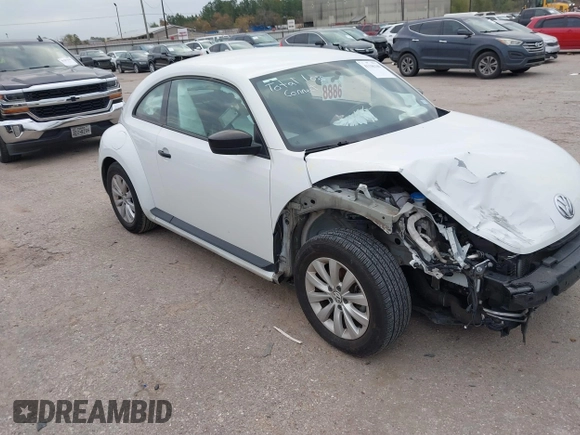 2018 Volkswagen Beetle S z VIN 3VWFD7AT4JM701569, wystawiony jako IAAI lot #41106340 z przebiegiem 78 754 mil mil oraz . Historia ofert i sprzedaży dostępna na DreamBid. Obrazek 1.