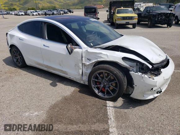 2018 Tesla Model 3 Long Range Battery z VIN 5YJ3E1EB4JF085278, wystawiony jako Copart lot #55468385 z przebiegiem 101 902 mil mil oraz Szkoda całkowita • Salvage title. Historia ofert i sprzedaży dostępna na DreamBid. Obrazek 4.