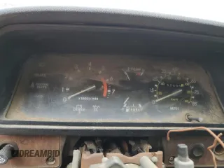 1983 Toyota Pickup z VIN JT4RN48S2D0070935, wystawiony jako Copart lot #50933245 z przebiegiem 50 699 mil mil oraz Czysty tytuł • Clean title. Historia ofert i sprzedaży dostępna na DreamBid. Obrazek 9.