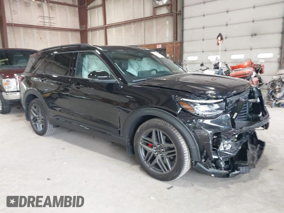 2025 Ford Explorer ST z VIN 1FMWK8GC6SGA08676, wystawiony jako IAAI lot #42043230 z przebiegiem 4 934 mil mil oraz . Historia ofert i sprzedaży dostępna na DreamBid. Obrazek 1.