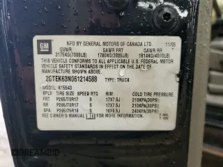 2006 GMC Sierra Denali z VIN 2GTEK63N061214588, wystawiony jako Copart lot #66483814 z przebiegiem Nie podano mil oraz Szkody całkowita. Historia ofert i sprzedaży dostępna na DreamBid. Obrazek 14.