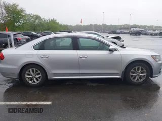 2017 Volkswagen Passat S z VIN 1VWAT7A38HC064419, wystawiony jako IAAI lot #42156027 z przebiegiem 81 062 mil mil oraz . Historia ofert i sprzedaży dostępna na DreamBid. Obrazek 13.