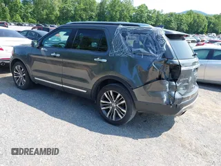 2017 Ford Explorer Platinum z VIN 1FM5K8HT0HGB85923, wystawiony jako IAAI lot #42399738 z przebiegiem 107 592 mil mil oraz . Historia ofert i sprzedaży dostępna na DreamBid. Obrazek 3.