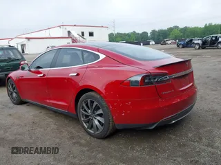 2013 Tesla Model S Performance с VIN 5YJSA1DP1DFP10048, выставлен на аукционе IAAI как лот 42523396 с пробегом 135 396 миль миль и . История ставок и продаж доступна на DreamBid. Изображение 3.
