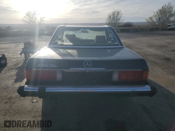 1985 Mercedes-Benz 380 z VIN WDBBA45C6FA018567, wystawiony jako Copart lot #49676645 z przebiegiem 129 320 mil mil oraz Czysty tytuł • Clean title. Historia ofert i sprzedaży dostępna na DreamBid. Obrazek 6.