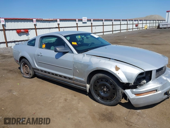 2008 Ford Mustang Deluxe with VIN 1ZVHT80N785208831, listed as a IAAI auction lot 42181679 with Not Provided miles. Bid and sale history available at carsss.com. Image 1.