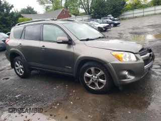 2010 Toyota RAV4 Limited z VIN JTMDK4DV6AD012804, wystawiony jako Copart lot #56024605 z przebiegiem Nie podano mil oraz Szkoda całkowita • Salvage title. Historia ofert i sprzedaży dostępna na DreamBid. Obrazek 4.