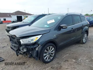 2017 Ford Escape Titanium z VIN 1FMCU0JD9HUE03672, wystawiony jako IAAI lot #42411549 z przebiegiem 89 846 mil mil oraz . Historia ofert i sprzedaży dostępna na DreamBid. Obrazek 2.