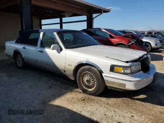 1997 Lincoln Town Car Signature z VIN 1LNLM82W9VY633666, wystawiony jako Copart lot #45396215 z przebiegiem 100 182 mil mil oraz Szkoda całkowita • Salvage title. Historia ofert i sprzedaży dostępna na DreamBid. Obrazek 4.