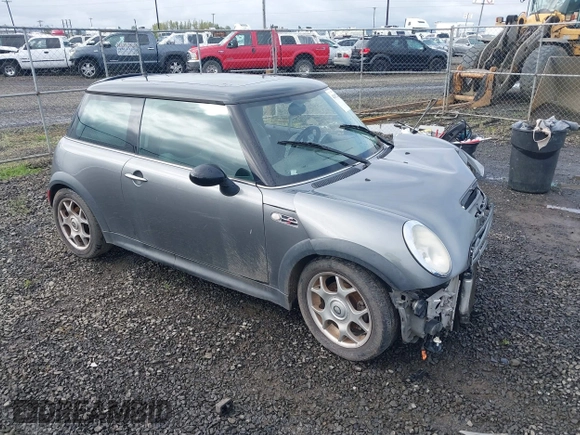 2004 MINI Hardtop S z VIN WMWRE33434TD88466, wystawiony jako IAAI lot #42012286 z przebiegiem 171 283 mil mil oraz . Historia ofert i sprzedaży dostępna na DreamBid. Obrazek 1.